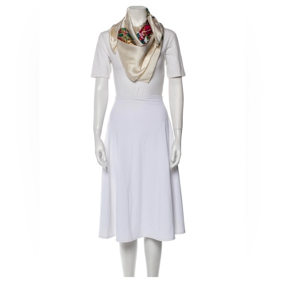 CHANEL Logo Interlocking CC’s Silk Scarf - Picture 5 of 8